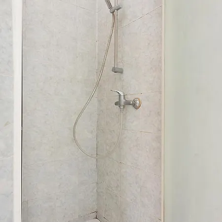 كاميلون باريس غيست هاوس *